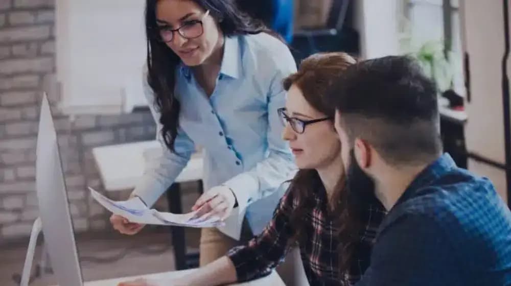i-GlooAdvance team consulting with clients
